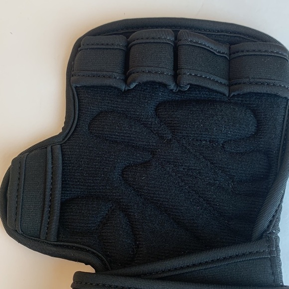 Amazon Basics Neoprene Barbell Gymnastics Grip Black Size Medium - Picture 9 of 11